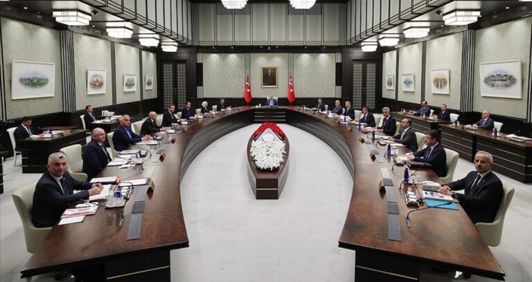 kabine-ahlatta-toplaniyor-paSFfQHc.jpg