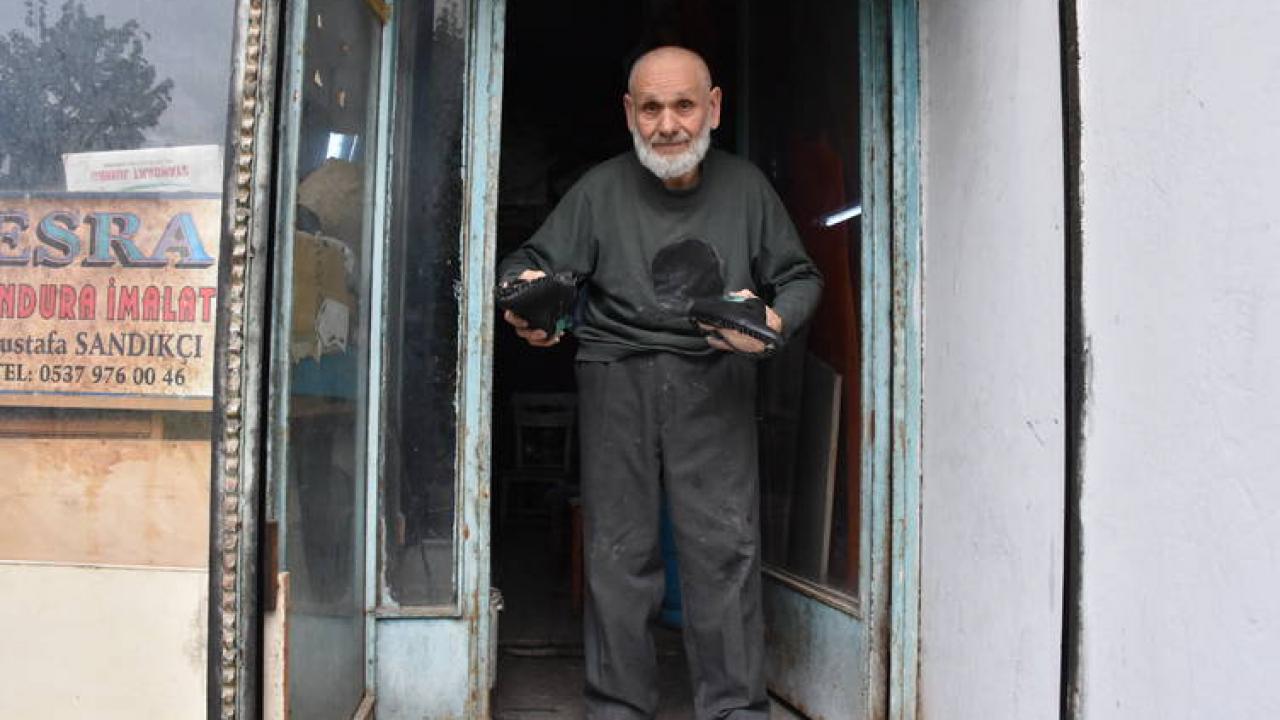 60 yildir el emegiyle deri ayakkabi imal ediyor OV5KJO7q.jpg