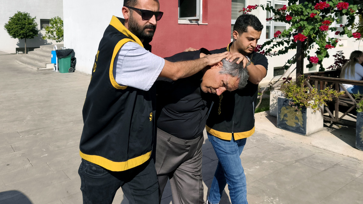 adanada otomobilin lastigi patlayinca cinayet suphelisi yakalandi Ai1OFT5N.jpg