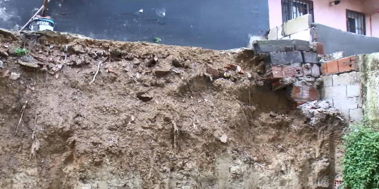 istinat duvari 4 katli binanin uzerine devrildi 2 bina tahliye edildi xQ8SJgte.jpg