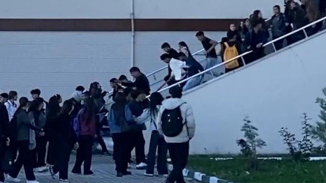 okulda korku dolu anlar sopalarla baskin yaptilar J5m9KeGX.jpg