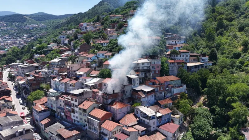 3 katlı evde çıkan yangın yan binaya sıçradı: Depremde kolunu, yangında evini kaybetti